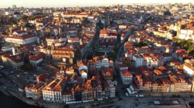 Deniz kenarındaki güzel evlerin ve gotik kilisenin insansız hava aracı manzarası..