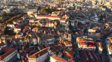 Porto 'da küçük evleri olan klasik Portekiz eski sokaklarının insansız hava aracı görüntüsü.
