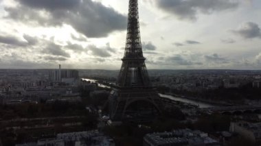 Karanlık bir Eiffel turunun bulutlu bir gökyüzü ile yakın plan drone görüntüsü
