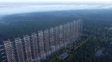 Çernobil sınırlama bölgesinin sonbahar havasında Duga radarından insansız hava aracı görüntüsü.