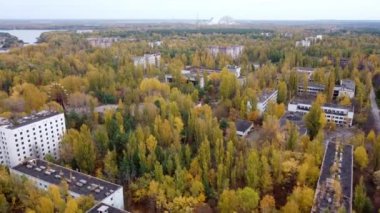 Pripyat 'taki bir İHA' dan çekilen karede gezintilerin kalıntıları var..
