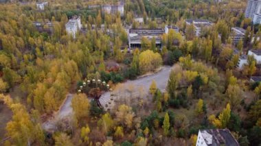 Pripyat 'taki paslı dönme dolabın insansız hava aracı görüntüsü.