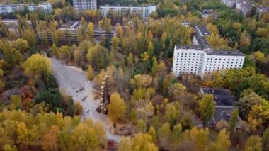 Pripyat 'ın bir kısmı turistlere açık, hava aracı manzaralı.