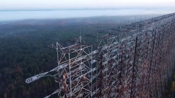 Drone view van de bovenste elementen van de Duga radar in Tsjernobyl in de herfst. — Stockvideo