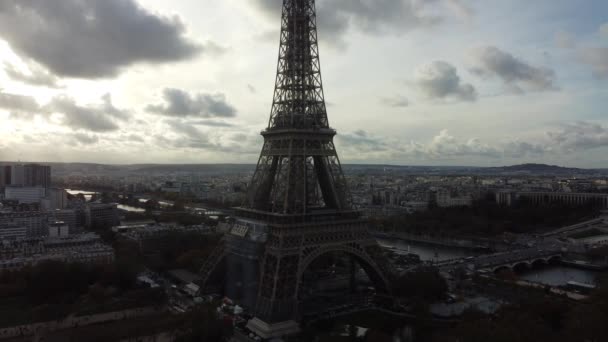 Drone vista del Tour Eiffel de cerca y el río Sena en el fondo. — Vídeo de stock