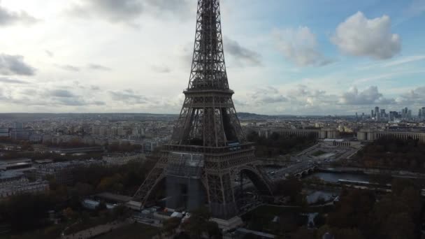 Κηφήνας άποψη του Tour Eiffel από κοντά και όμορφο ουρανό στο παρασκήνιο. — Αρχείο Βίντεο