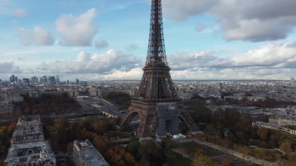 Drone flight near the Eiffel Tower from the Champ de Mars. — Stock Video