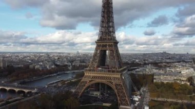 Eiffel Kulesi 'nin etrafında, Seine Nehri yakınlarında İHA uçuşu.