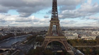 Yakındaki Eyfel Kulesi ve Quai Branly 'nin İHA' sından ateş ediliyor..