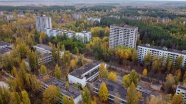 Pripyat kasabasında terk edilmiş evlerin olduğu caddelerin insansız hava aracı görüntüsü..