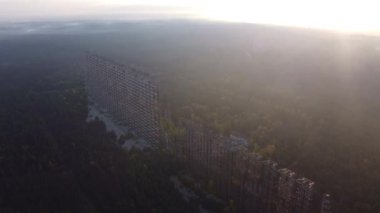 Duga radarının drone görüntüsü yükselen güneş ışınlarının arka planına karşı