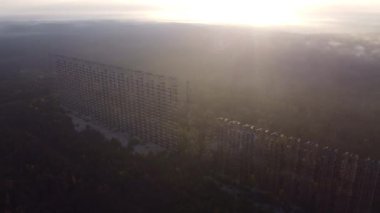 Duga radarının uzaktan, güneşin doğuşundan drone görüntüsü..