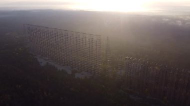 Radyoaktif Çernobil bölgesindeki güneşin doğuşunun insansız hava aracı görüntüsü.