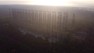 Çernobil yakınlarındaki Duga radarından radyoaktif ormanın insansız hava aracı görüntüsü.