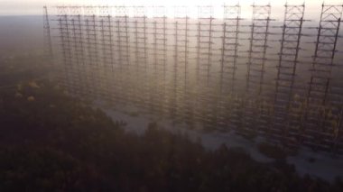 Gün batımında Duga radarının yakınında güzel ışıklandırmalı bir İHA ile çekim yapmak..