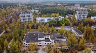 Pripyat 'taki eski eğitim kurumunun insansız hava aracından ateş açıldı..
