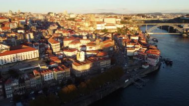 Porto 'daki Douro Nehri kıyısındaki tarihi bölgenin insansız hava aracı görüntüsü..