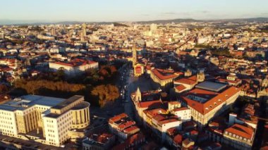 Dar sokakları ve kırmızı çatıları olan Porto 'nun insansız hava aracı görüntüsü.