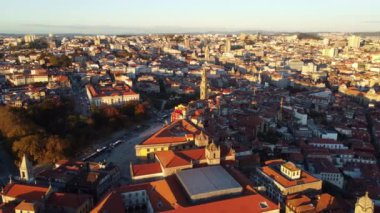Güneşli havalarda dar sokakları olan Porto 'nun merkezi insansız hava aracı görüntüsü.