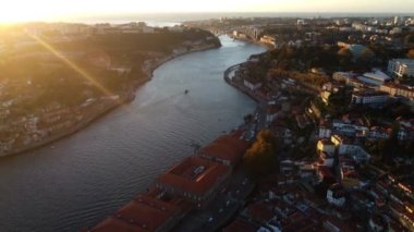 Porto 'nun rahat sokakları arasında Douro Nehri' nin insansız hava aracı manzarası.