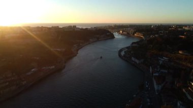 Duero Nehri 'nin gün batımını gösteren drone görüntüleri..
