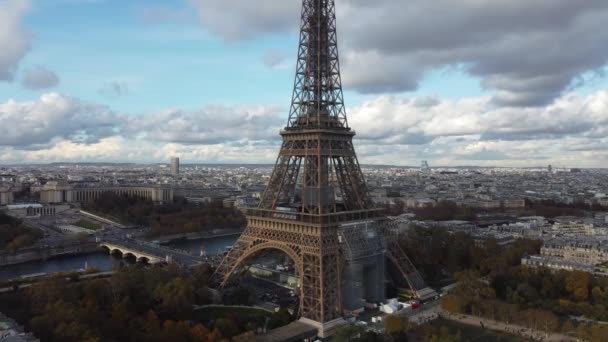 Drónkilátás az Eiffel-torony mögötti folyó kerítőhálóra. — Stock videók