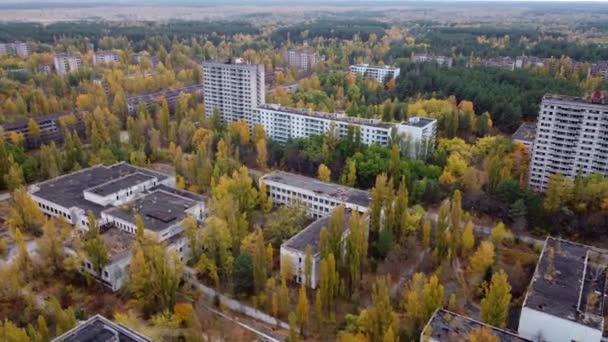 Вид с беспилотника на заброшенную школу в Чернобыльской радиоактивной зоне. — стоковое видео