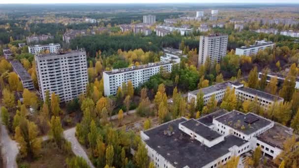 Vue par drone d'un quartier résidentiel dans la ville radioactive abandonnée de Pripyat — Video