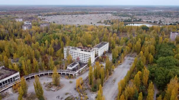Όψη ενός εγκαταλελειμμένου σοβιετικού σχολείου κοντά στο πυρηνικό εργοστάσιο του Τσερνομπίλ — Αρχείο Βίντεο
