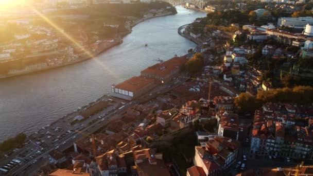 Drone view of the Douro River illuminated by the sun among the streets of Porto. — Stock videók