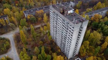 Çernobil bölgesindeki terk edilmiş bir Sovyet binasının insansız hava aracı görüntüsü..