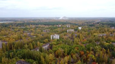 Pripyat 'ta neredeyse görünmez olan terk edilmiş binaların insansız hava aracı görüntüsü..