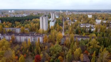 Terk edilmiş Pripyat 'ta sonbaharın başlarında bir drondan çekim yapmak.