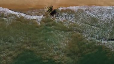 Sörfün sakin dalgalarında bir dronun statik görüntüsü..