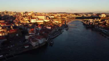 Portekiz, Porto 'da güzel bir köprüsü olan Duero Nehri' nin insansız hava aracı manzarası..