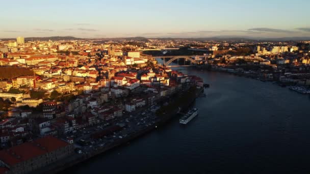 Duero nehrinin güneşli sahili ve evleri olan insansız hava aracı manzarası. — Stok video