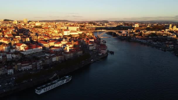 Porto 'nun eski kamaralarıyla çevrili Duero nehrinin insansız hava aracı görüntüsü.. — Stok video