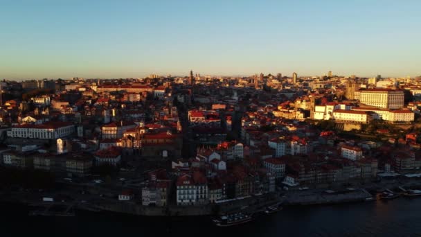 Drone view of the hilly bank of the Duero river with beautiful little houses. — Stockvideo