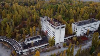 1970 'lerden kalma terk edilmiş bir kültür merkezinin insansız hava aracı görüntüsü doğa tarafından ele geçirildi..