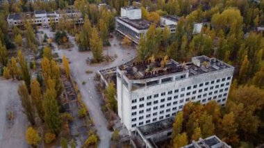 Terk edilmiş Enerji Kültür Sarayı 'nın güzelleşmesinin insansız hava aracı görüntüsü..