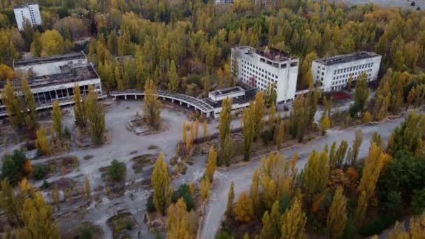 Inspelning från en drönare i Pripyat, i ramen är ett övergivet kulturcentrum. — Stockvideo