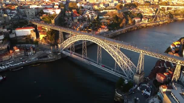 Drónkilátás a Luis I hídra a Duero folyó felett Porto, Portugália. — Stock videók