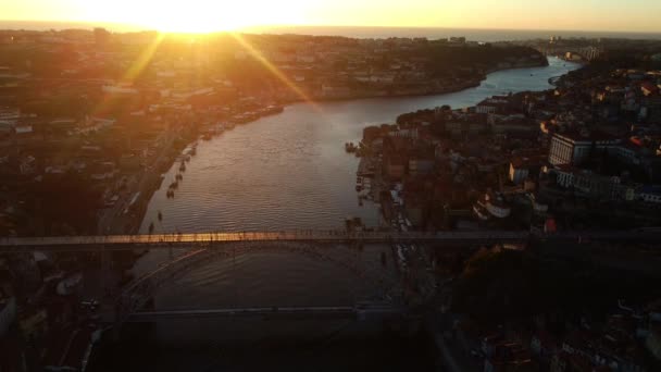 Günbatımında Porto 'daki Luis I Köprüsü' nden Duero Nehri 'nin insansız hava aracı görüntüsü.. — Stok video