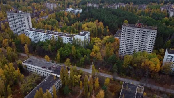 切尔诺贝利周围树木环绕的混凝土高层建筑的无人机视图. — 图库视频影像