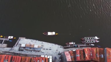 Douro Nehri 'nin setindeki bir İHA' nın yukarıdan aşağı görüntüsü.