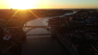 Portekiz, Porto 'daki Duero Nehri' nde gün batımının insansız hava aracı görüntüsü..
