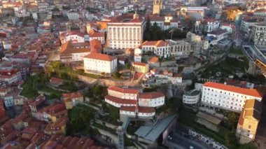 Porto 'nun tarihi merkezinin ünlü müzesi, katedrali ile insansız hava aracı görüntüsü