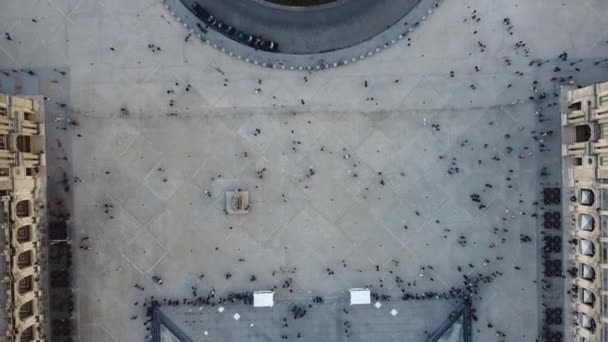 Drone zicht op de Piramide Invertida bij het Louvre Museum. — Stockvideo