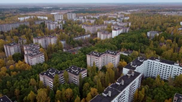 Shooting from a drone in cloudy weather high-rise building of Chernobyl. — Stok Video