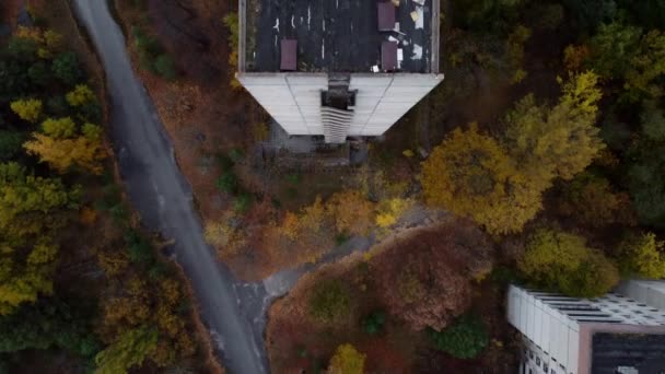 Drone flying right over the roof of one of the houses. — Vídeo de stock